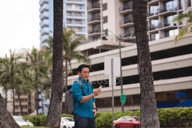 Homem inteligente usando telefone celular na rua da cidade — Fotografia de Stock