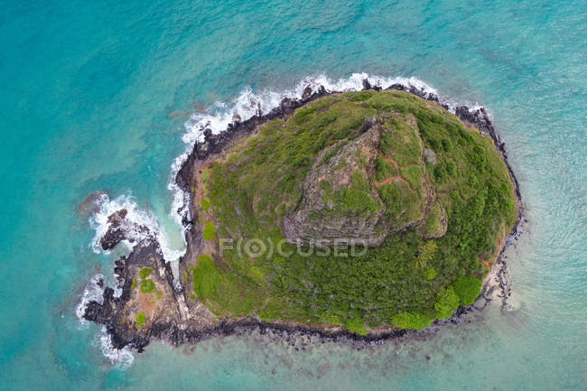 Вид с воздуха на красивый остров — стоковое фото