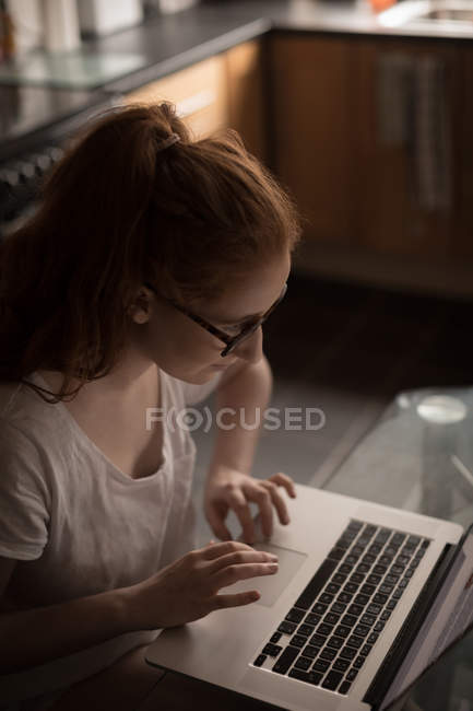 Mulher bonita usando laptop em casa — Fotografia de Stock