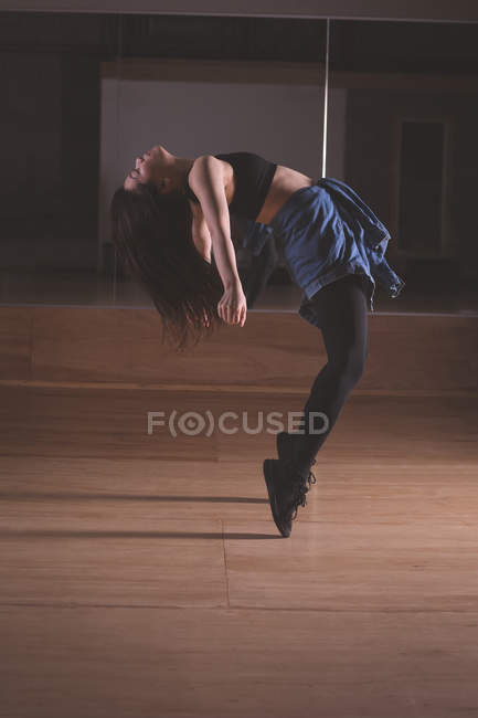 Jeune danseuse dansant en studio de danse — Photo de stock