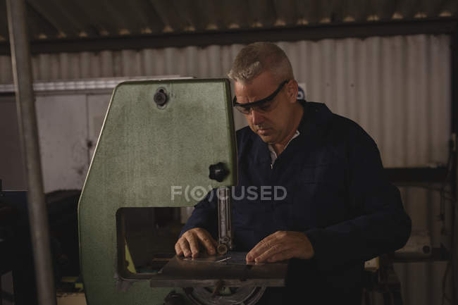 Engenheiro verificando peças de aeronaves em hangar aeroespacial — Fotografia de Stock