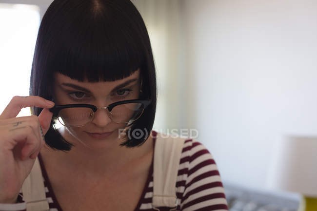 Молодая женщина в очках дома — стоковое фото