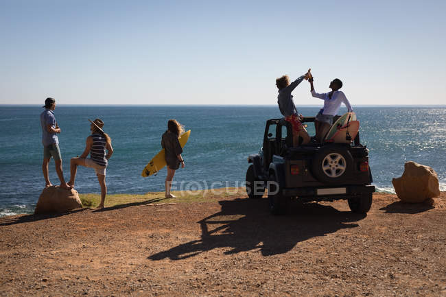 Gruppe von Freunden amüsiert sich an einem sonnigen Tag am Strand — Stockfoto