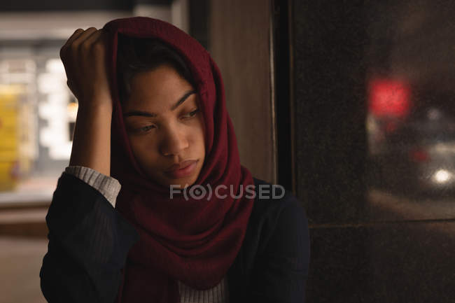 Worried businesswoman in hijab relaxing at office cafeteria — Stock Photo