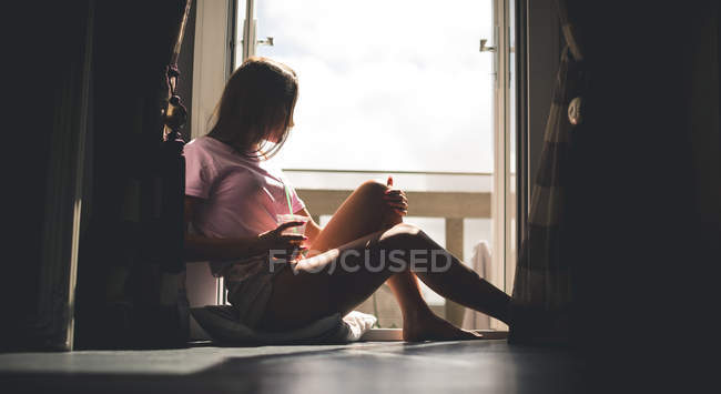 Задумчивая женщина отдыхает в гостиной на дому — стоковое фото
