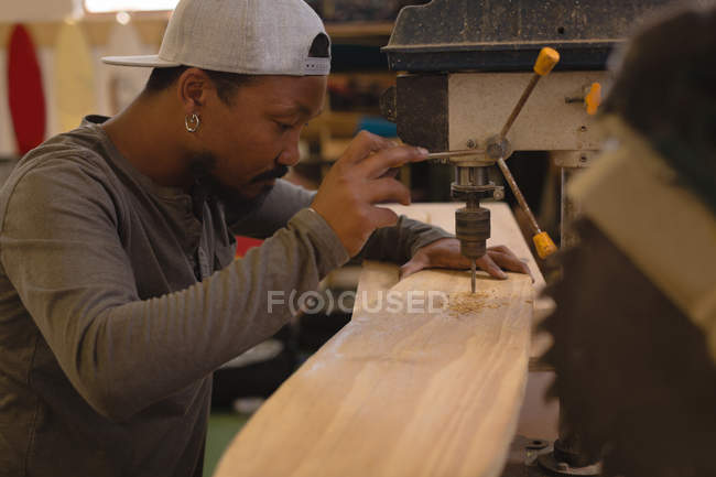 Man using radial drill machine in workshop — Stock Photo