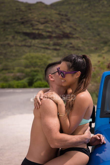Romantisches Paar, das sich in Strandnähe umarmt — Stockfoto