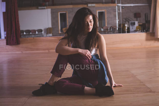 Giovane ballerina rilassante in studio di danza — Foto stock