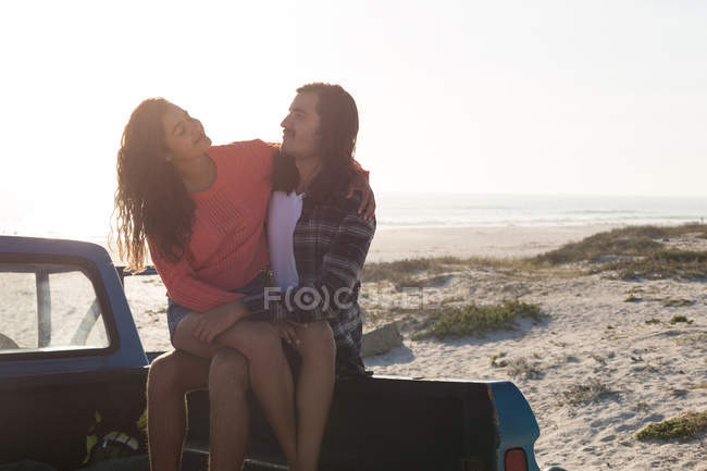Coppia romanticismo in un pick-up in spiaggia — Foto stock