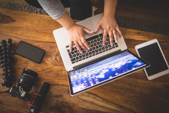 Жіночий відеоблогер, використовуючи ноутбук на столі вдома — стокове фото