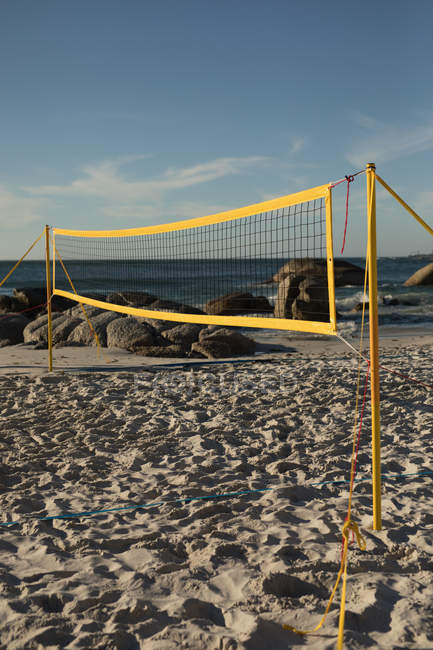 Пустая волейбольная сетка на пляже — стоковое фото