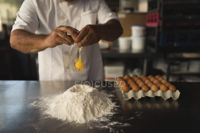 Середина чоловічого пекаря готує тісто в хлібопекарні — стокове фото