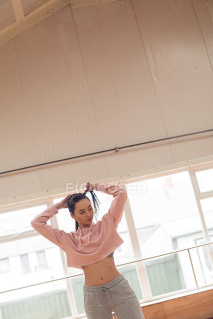 Молода танцівниця стоїть в танцювальній студії — стокове фото