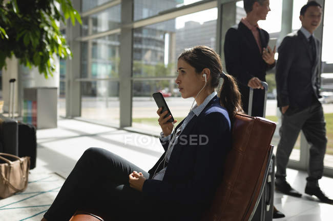 Businesswoman talking on the phone in office — Stock Photo