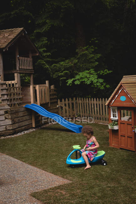 Девушка играет в саду в солнечный день — стоковое фото
