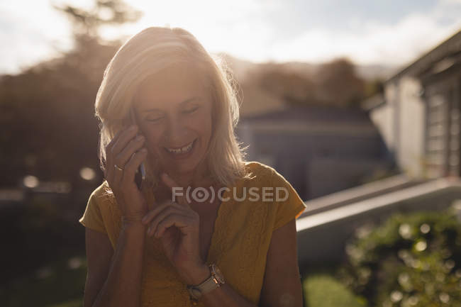 Gros plan de la femme âgée parlant sur son téléphone portable — Photo de stock