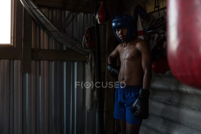 Young male boxer practicing boxing in fitness studio — Stock Photo