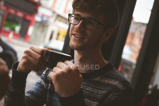 Homem feliz tomando café no café — Fotografia de Stock
