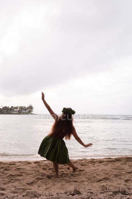 Гаваї Хула в костюм танці на пляжі — стокове фото