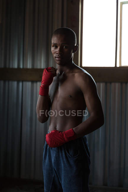 Retrato de boxeador masculino praticando boxe em estúdio de fitness — Fotografia de Stock