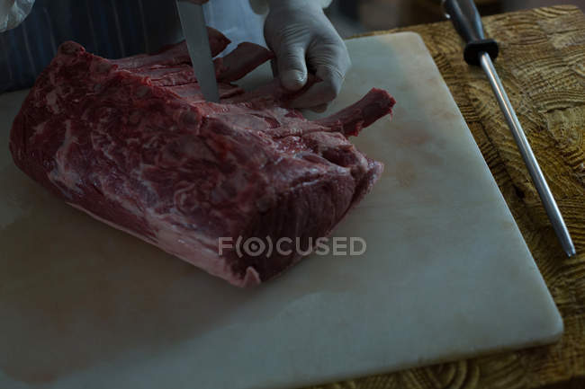Sezione intermedia della macelleria che taglia carne in macelleria — Foto stock