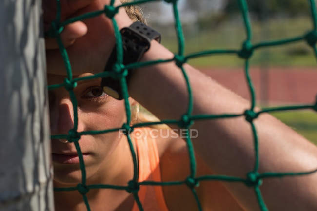 Portrait d'athlète féminine se relaxant sur un site sportif — Photo de stock