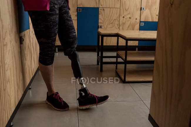 Faible section de femme handicapée debout dans la salle de gym — Photo de stock