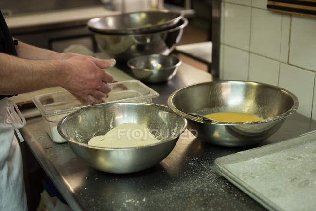 Чоловічий кухар готує їжу на кухні в ресторані — стокове фото