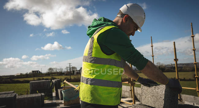 Ingeniero sosteniendo losa de cemento en el sitio de construcción - foto de stock