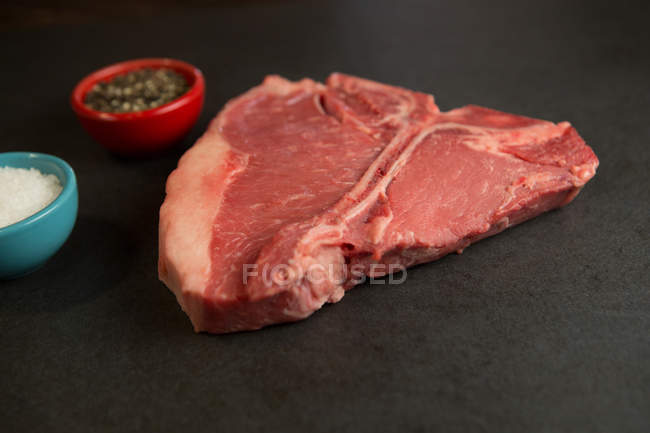 Gros plan sur la viande avec des espèces sur fond de béton — Photo de stock