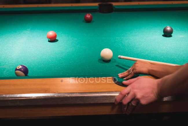 Casal jogando snookers no clube noturno — Fotografia de Stock
