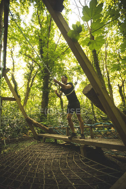 Entraînement d'homme apte sur le parcours d'obstacle au camp d'entraînement — Photo de stock