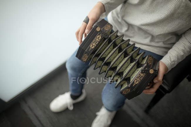 Baixa seção de estudante tocando acordeão na escola de música — Fotografia de Stock
