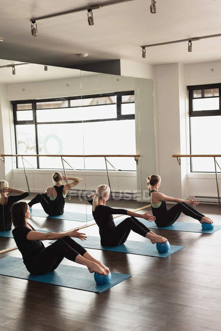 Gruppe von Frauen, die auf der Gymnastikmatte trainieren — Stockfoto