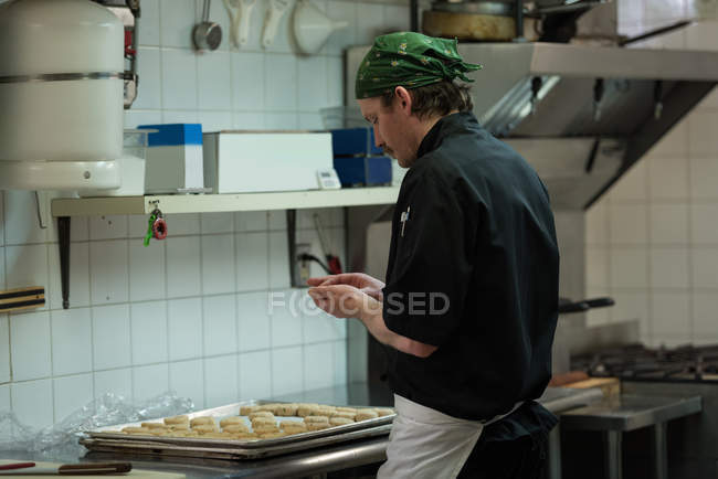 Männerkoch bereitet Teigkugel in Küche im Restaurant zu — Stockfoto