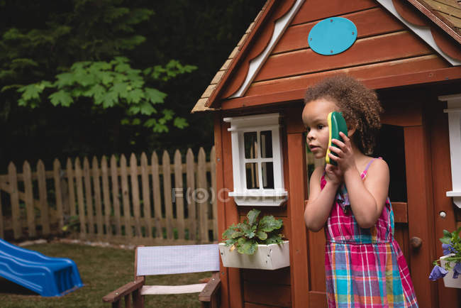 Menina brincando no jardim em dia ensolarado — Fotografia de Stock