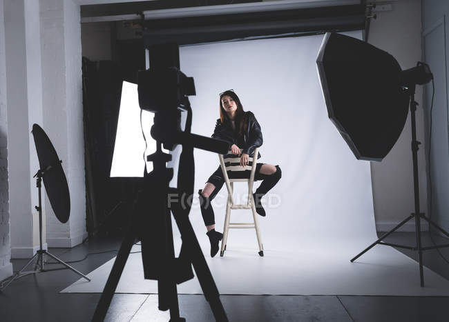 Жіноча модель позування для фотосесії в фотостудії — стокове фото