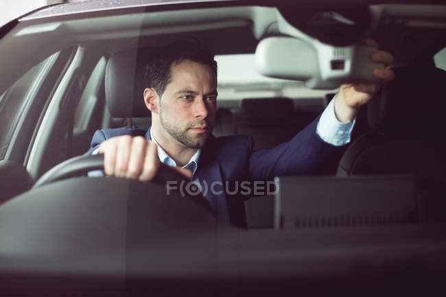 Розумний бізнесмен за кермом автомобіля — стокове фото