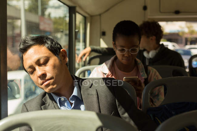 Hombre durmiendo pacíficamente mientras viaja en el autobús - foto de stock