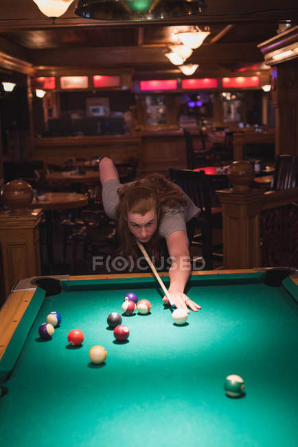Мужчина играет в бильярд в ночном клубе — стоковое фото