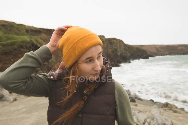 Красива жінка-пішохідка розслабляється біля морського узбережжя — стокове фото