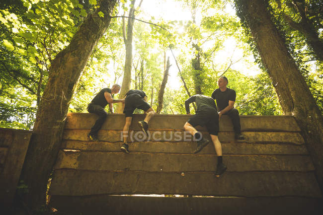 Entraînement des hommes sur le parcours d'obstacles au camp d'entraînement — Photo de stock