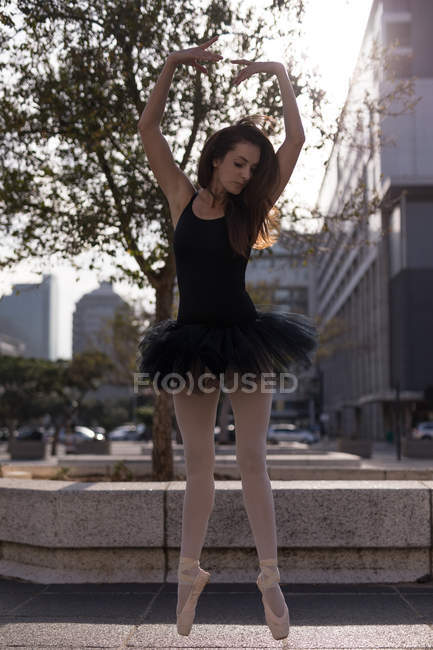 Красива жінка, що виконує балет у місті — стокове фото