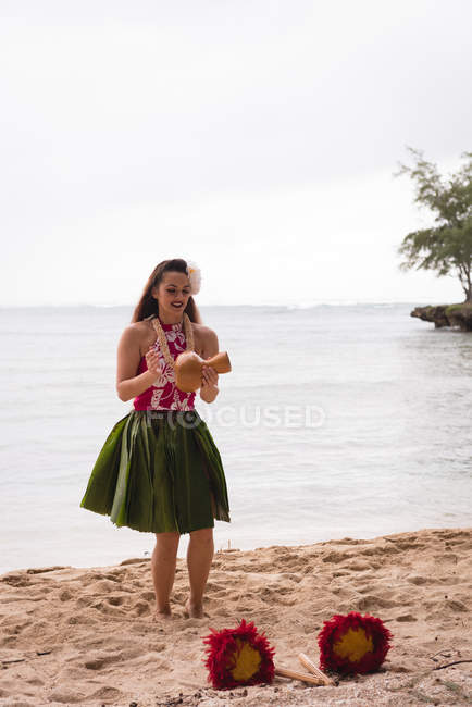 Hawaii hula ballerina in costume da ballo sulla spiaggia — Foto stock