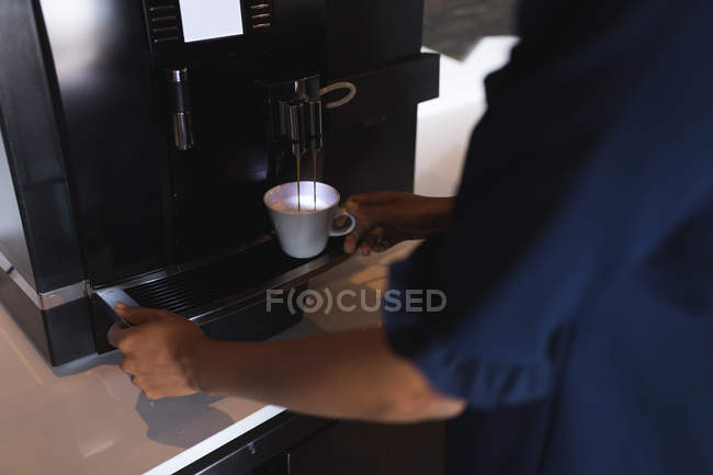 Empresária usando café faz a máquina no escritório — Fotografia de Stock