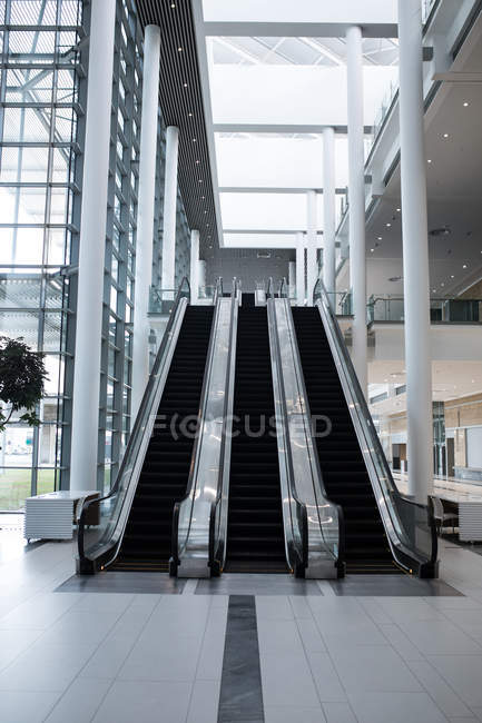 Moderna escalera mecánica en el edificio de oficinas - foto de stock
