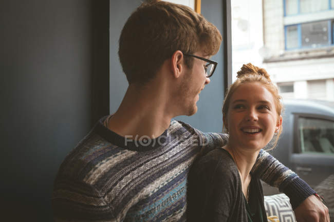 Романтична пара розмовляє один з одним в кафе — стокове фото