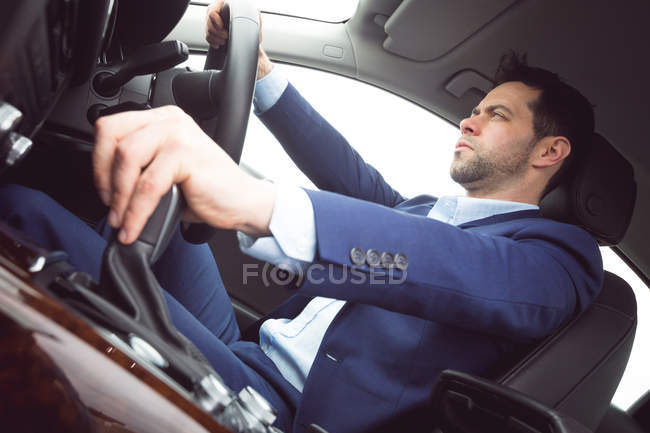 Homme d'affaires intelligent conduisant une voiture — Photo de stock