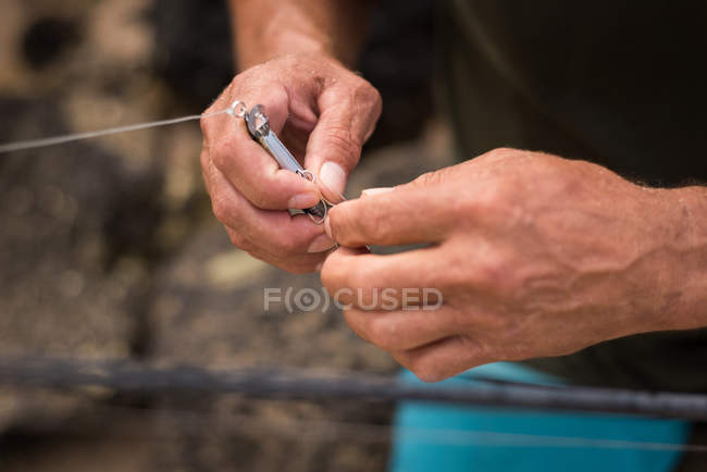 Средняя часть рыбака держит рыболовные снасти — стоковое фото
