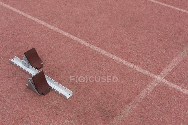 Bloques de arranque modernos en pista de atletismo - foto de stock